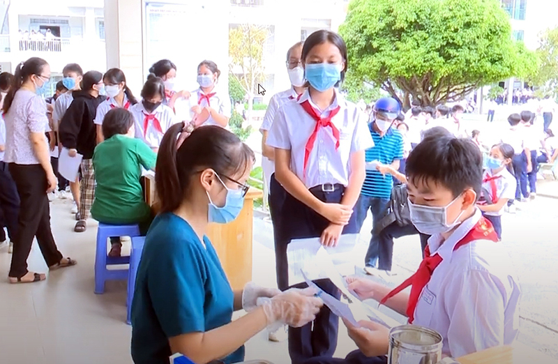 [Video] Tiêm vắc xin phòng COVID-19 để bảo vệ trẻ an toàn đến trường