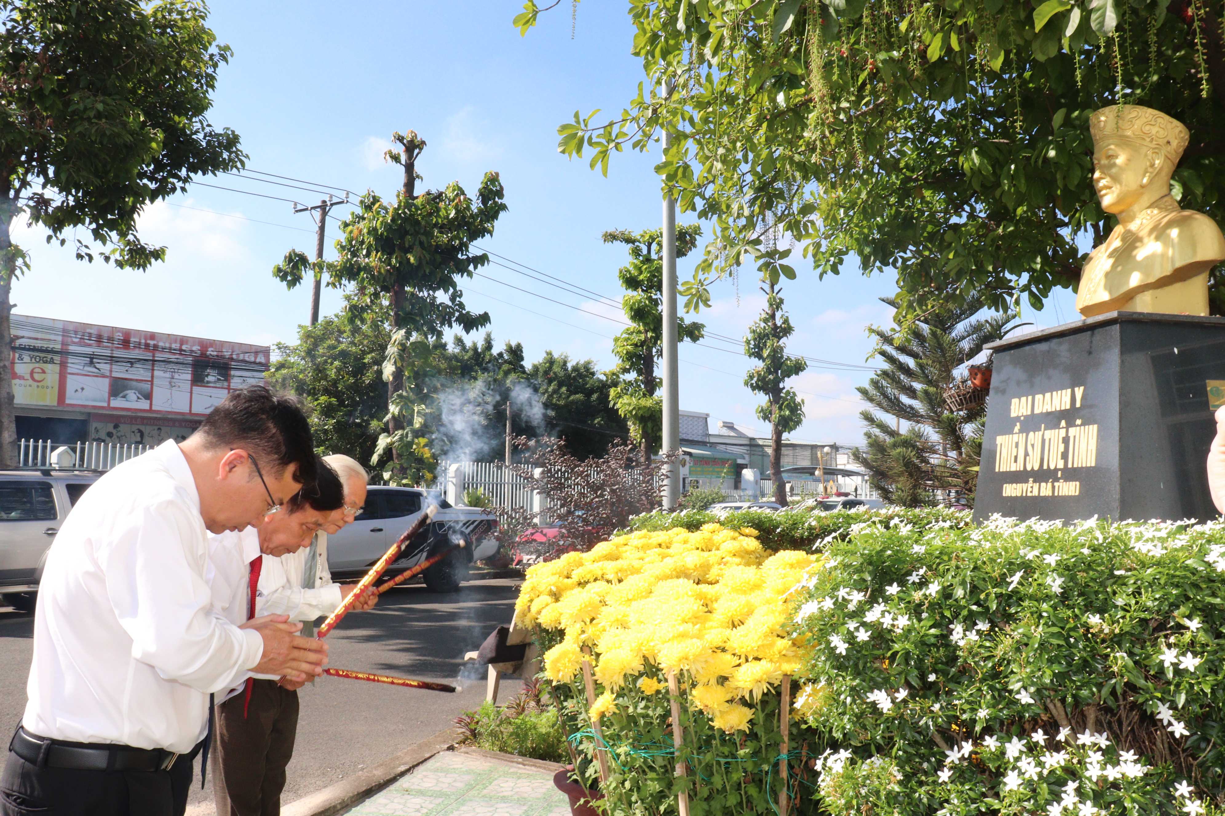 Kỷ niệm Ngày truyền thống Y dược học cổ truyền và tưởng niệm 235 năm ngày mất của Đại Danh y Hải Thượng Lãn Ông