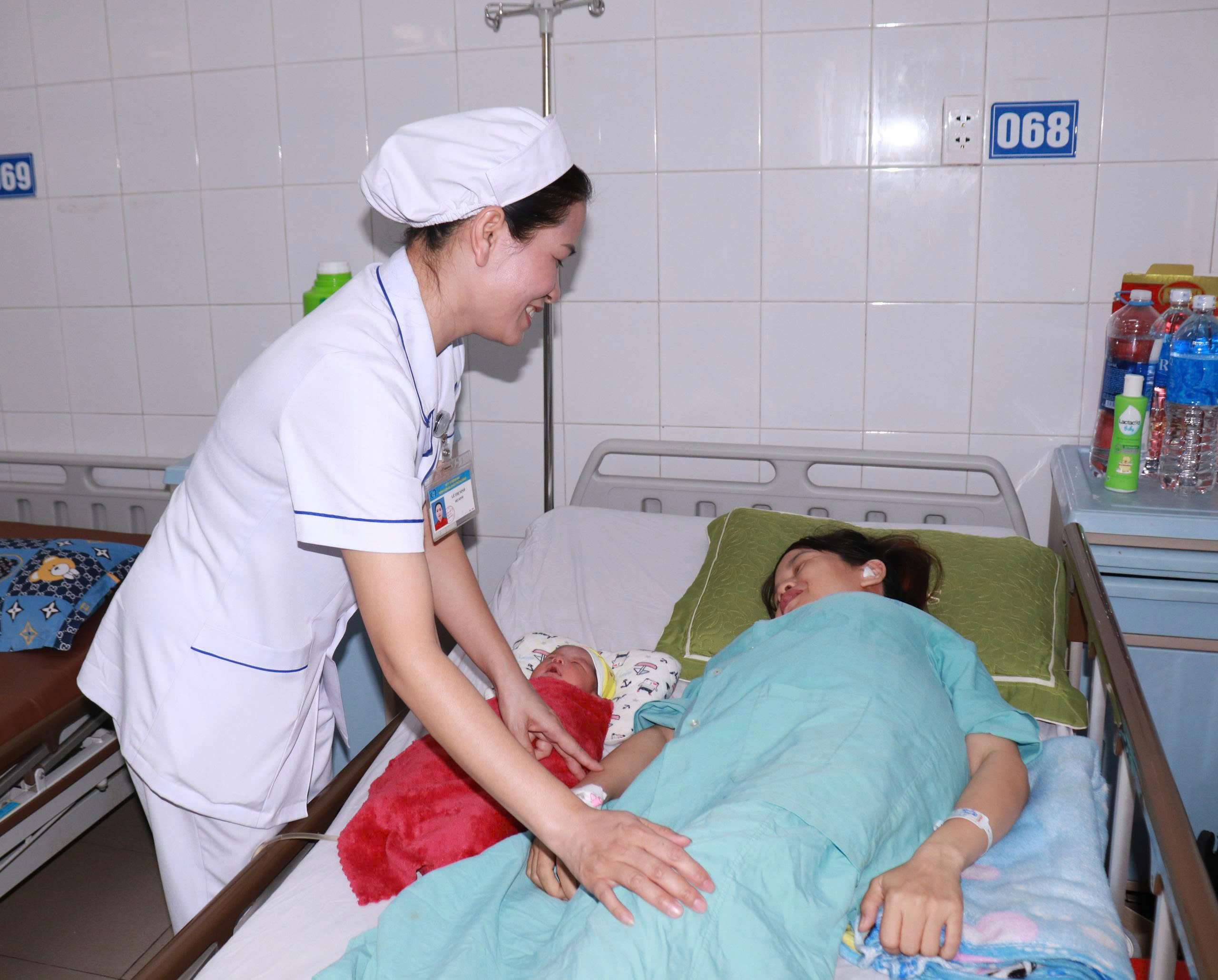 Nữ hộ sinh: Những người lặng thầm nâng niu sự sống