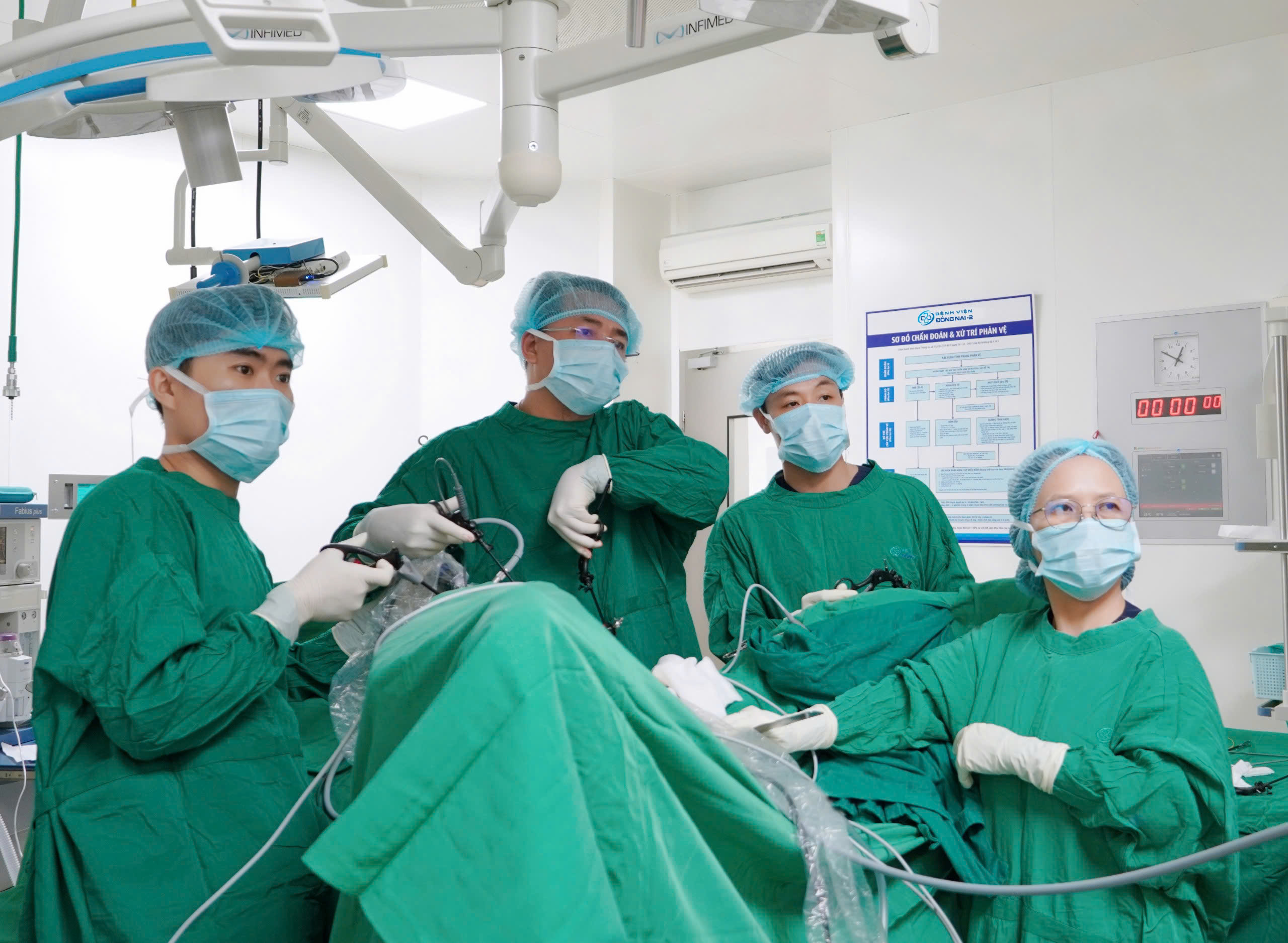 Chuyên gia tiết niệu và sàn chậu trực tiếp khám, phẫu thuật cho bệnh nhân tại Bệnh viện Đồng Nai-2